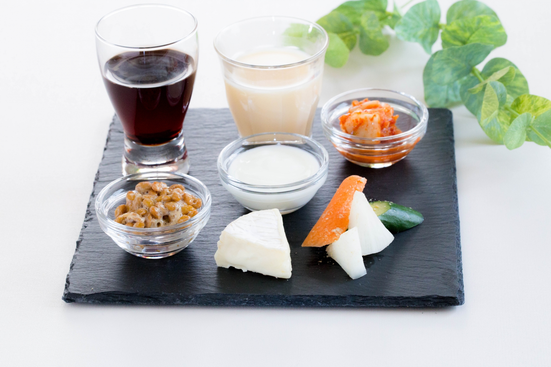 ぬか漬けや納豆などの発酵食品が食卓に並んでいる様子