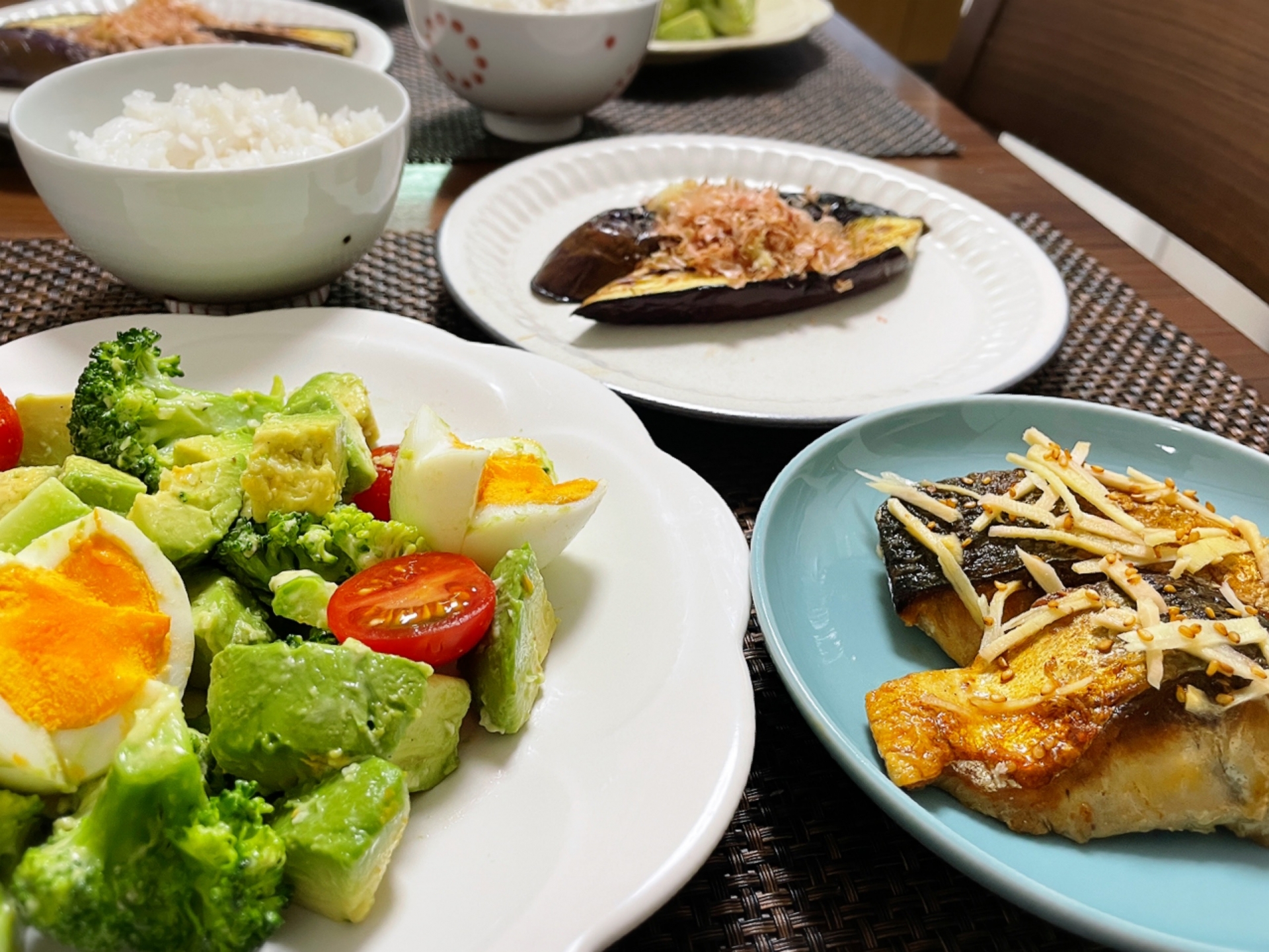 免疫機能と食事のつながりを示すバランスのとれた和食の食卓