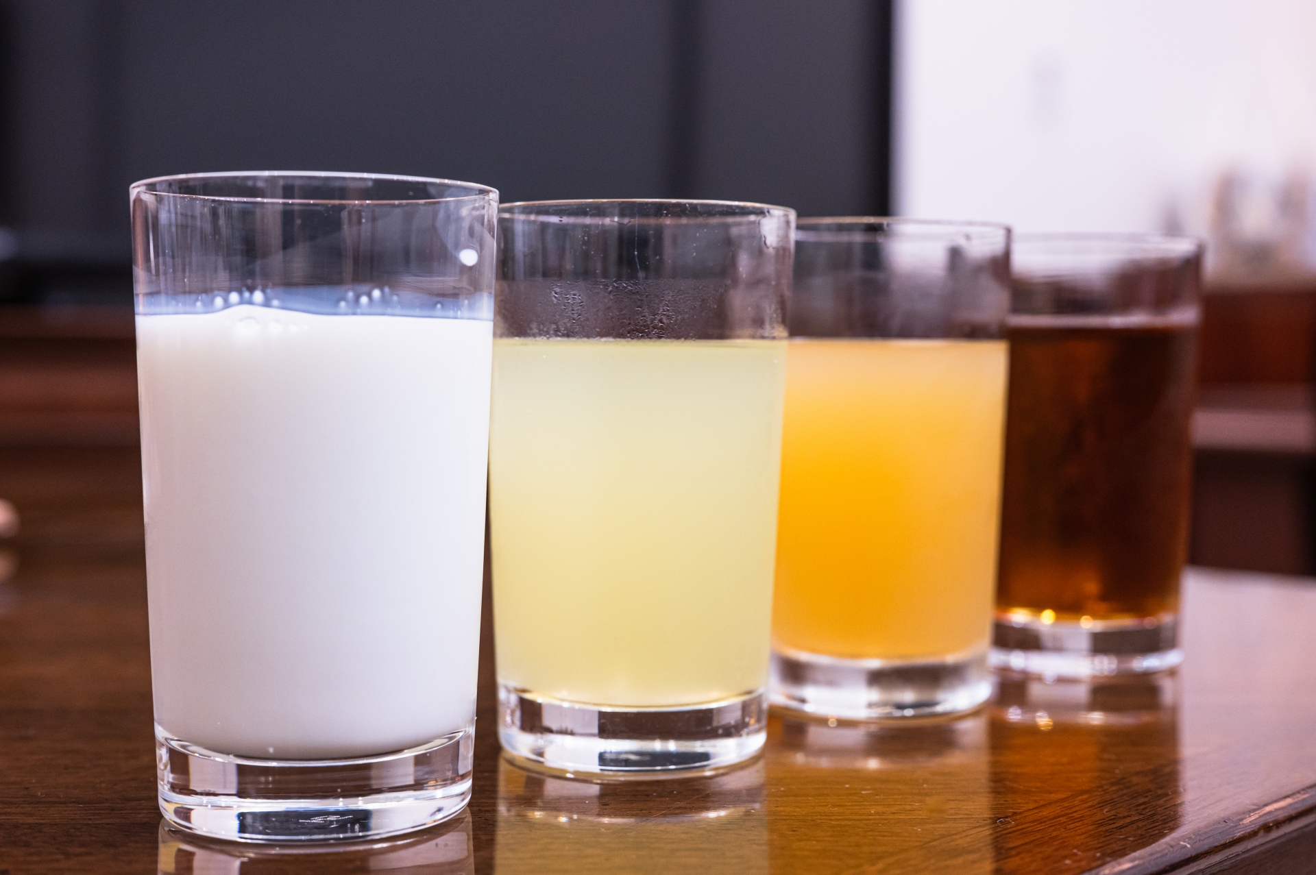 緑茶やヨーグルトドリンクなど健康的な飲み物が食卓に並ぶ風景