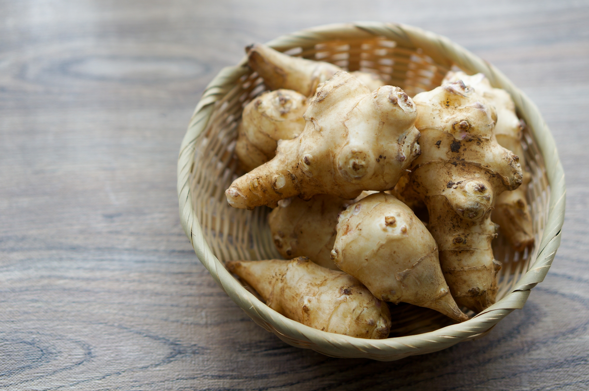 菊芋やチコリなど植物由来の食物繊維をイメージした自然素材