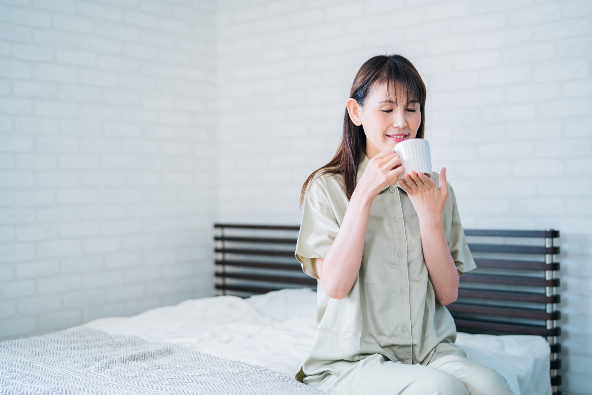 夜に乳酸菌を飲む女性と腸の働きのイメージ