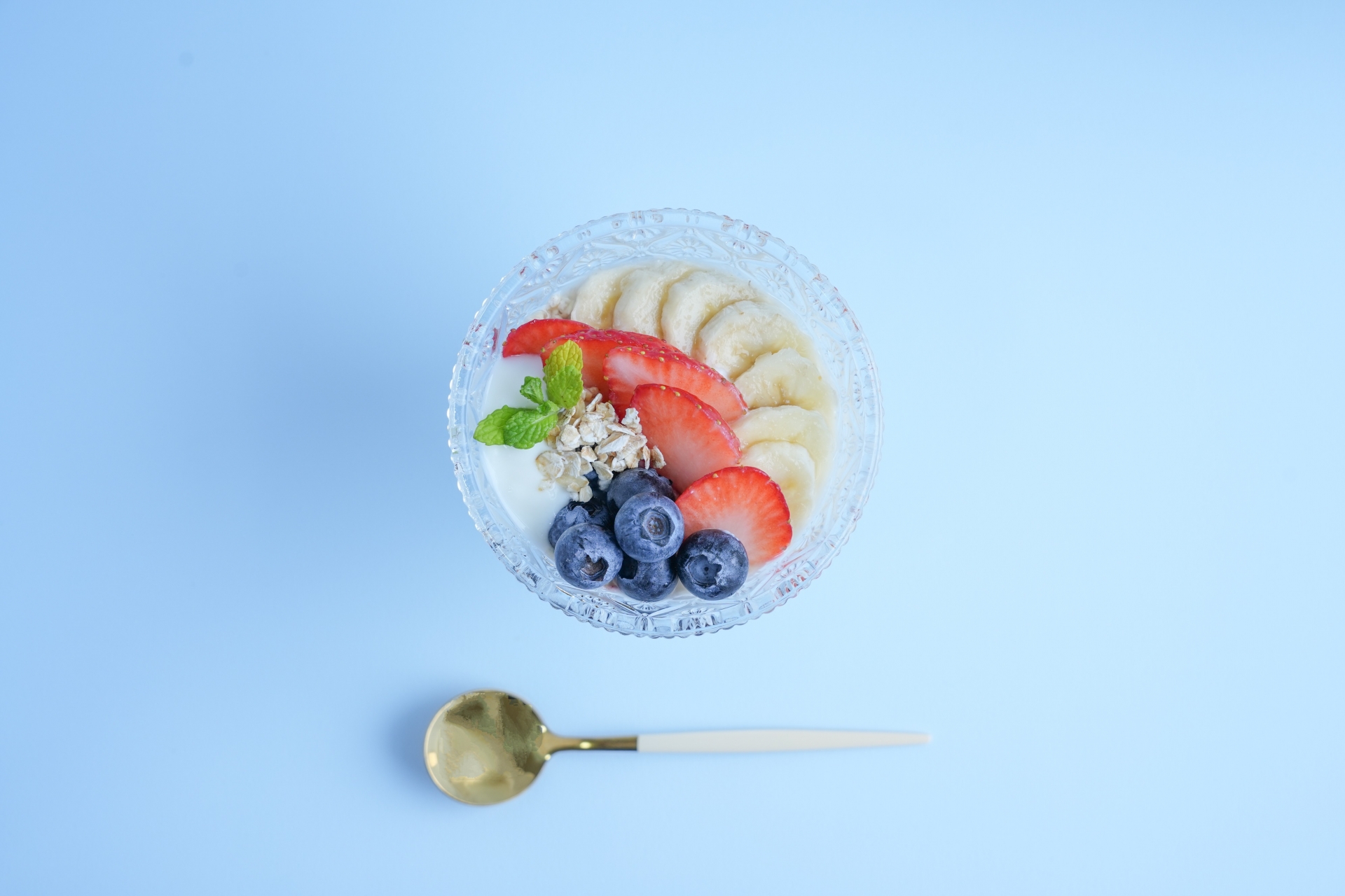 ヨーグルトや発酵食品が食卓に並ぶ朝食シーン