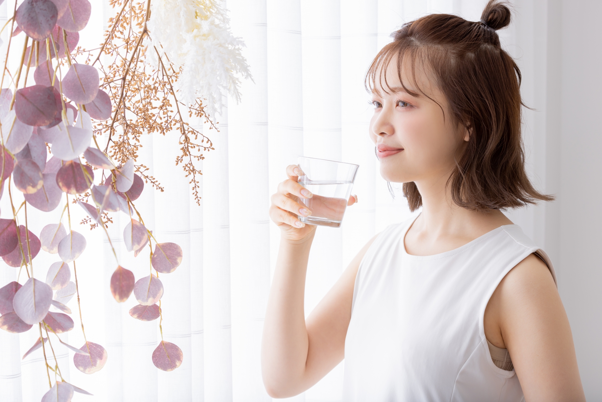 サプリの効果を確認する女性のイメージ