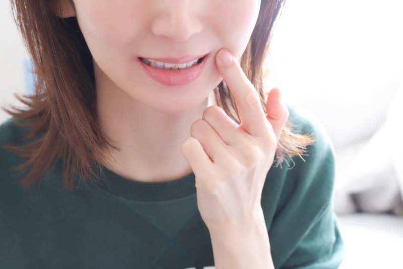 口臭ケアのタブレットを手に取る女性