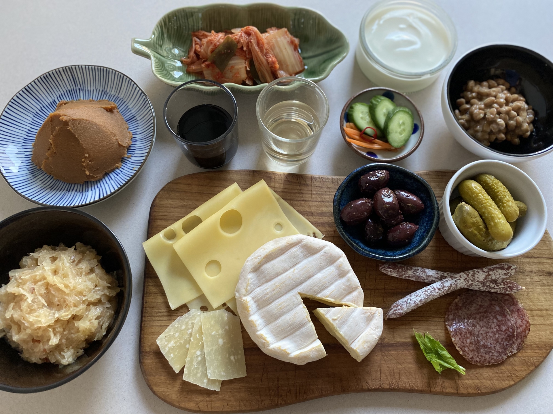 朝の食卓にヨーグルトが並んでいる情景