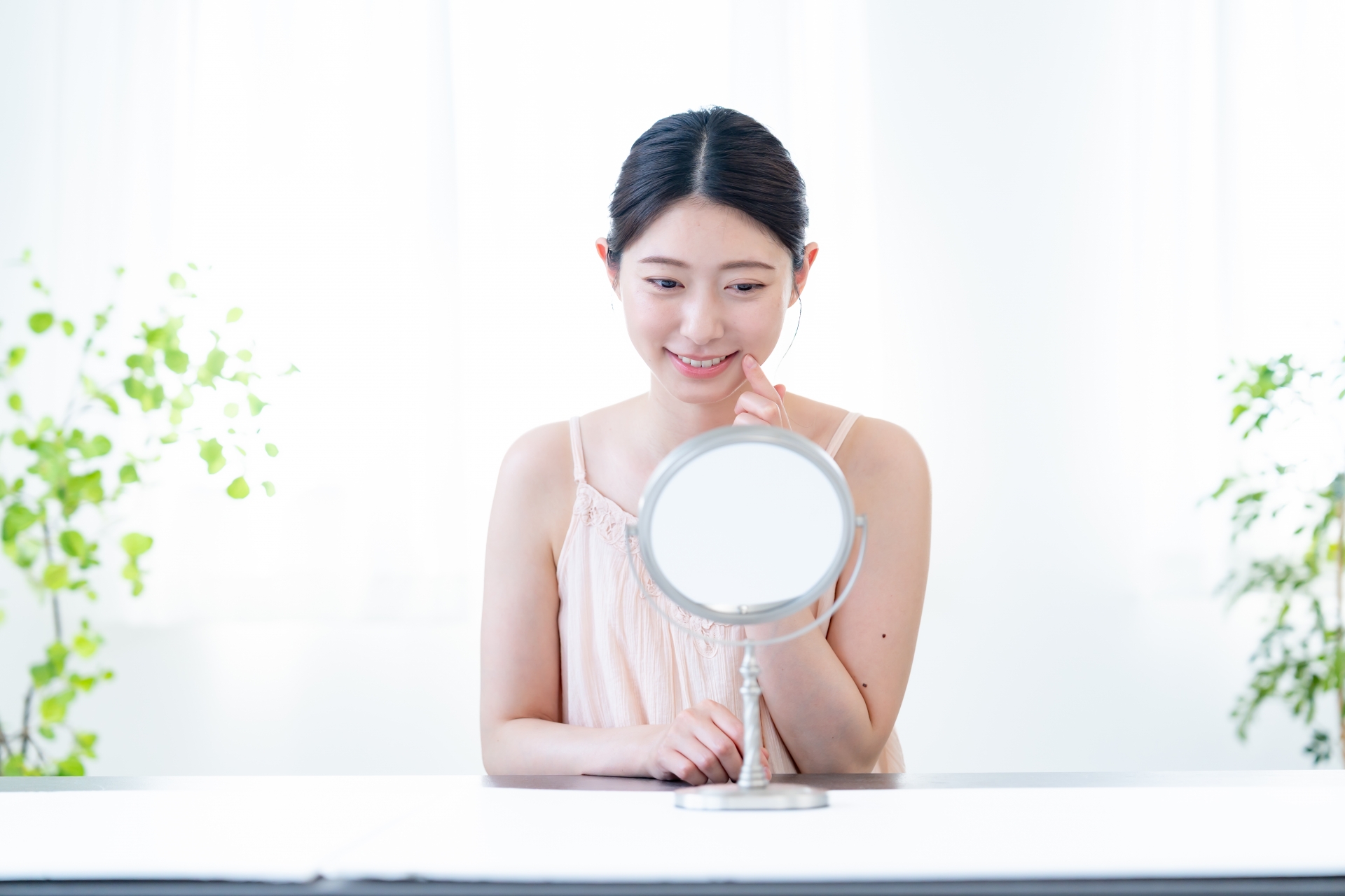 女性が手の甲に顔を近づけて息の臭いをセルフチェックしている様子