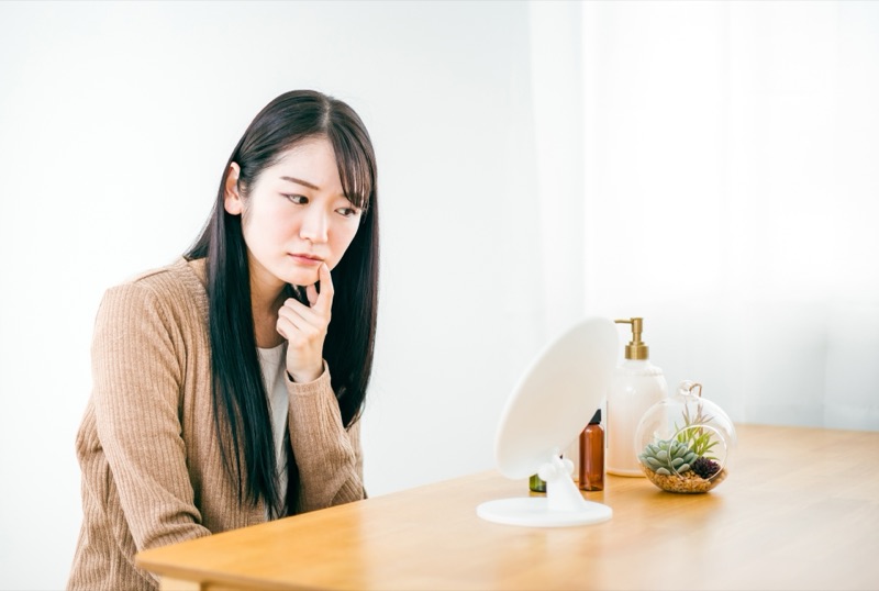 口臭が気になる女性のイメージ