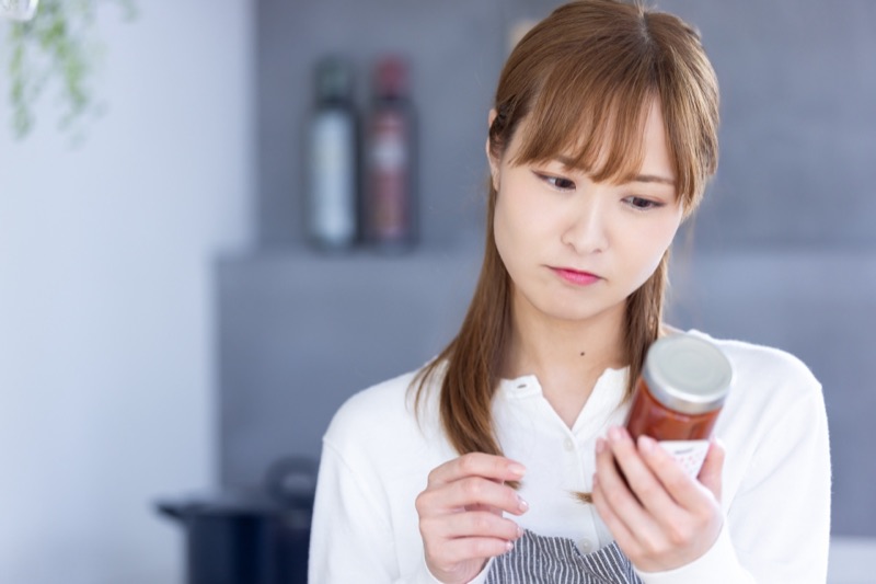 免疫サプリを比較する女性