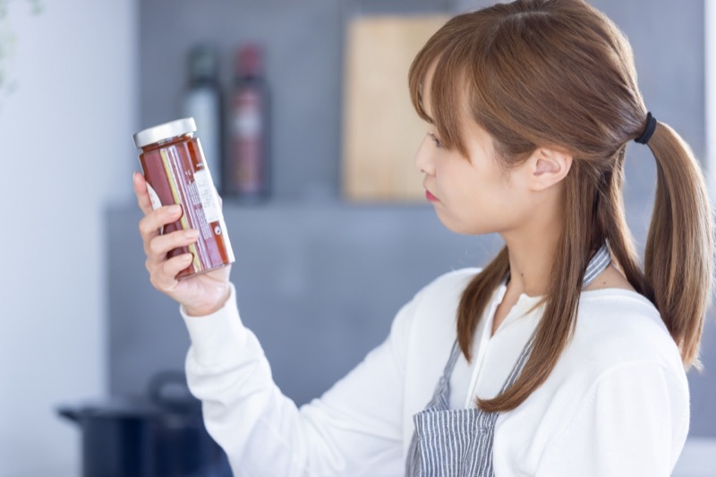 複数の乳酸菌タブレットを比較する女性