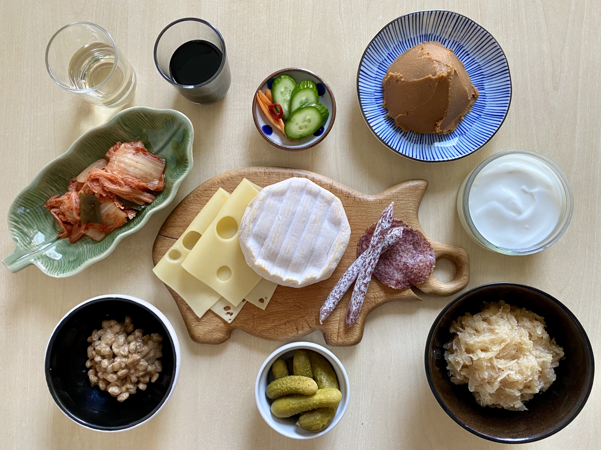 ヨーグルト・納豆・味噌など発酵食品が木のテーブルに並んでいる食卓風景