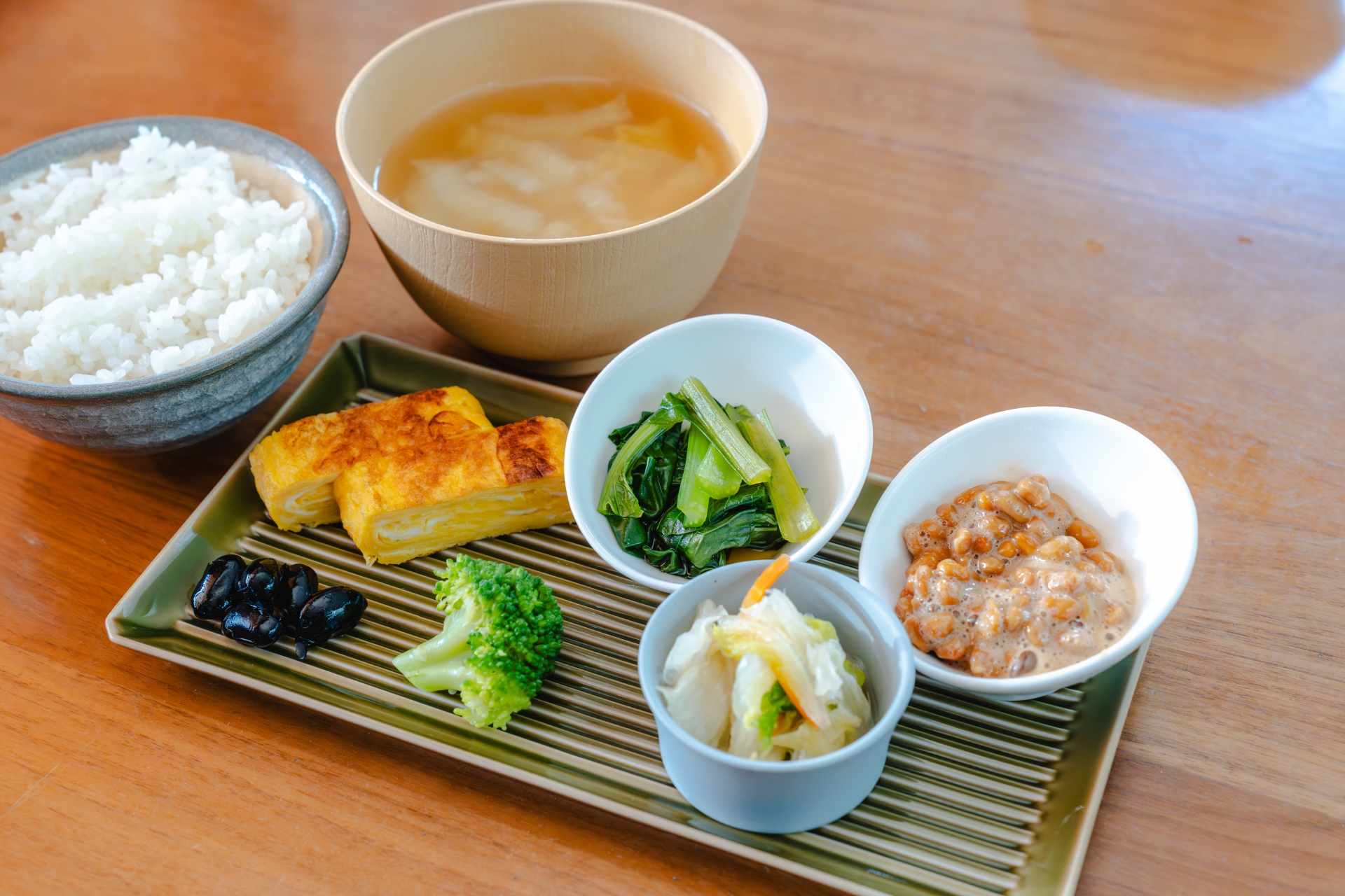 ヨーグルト・納豆・キムチ・野菜・きのこ・海藻など腸活食材が並んだ食卓