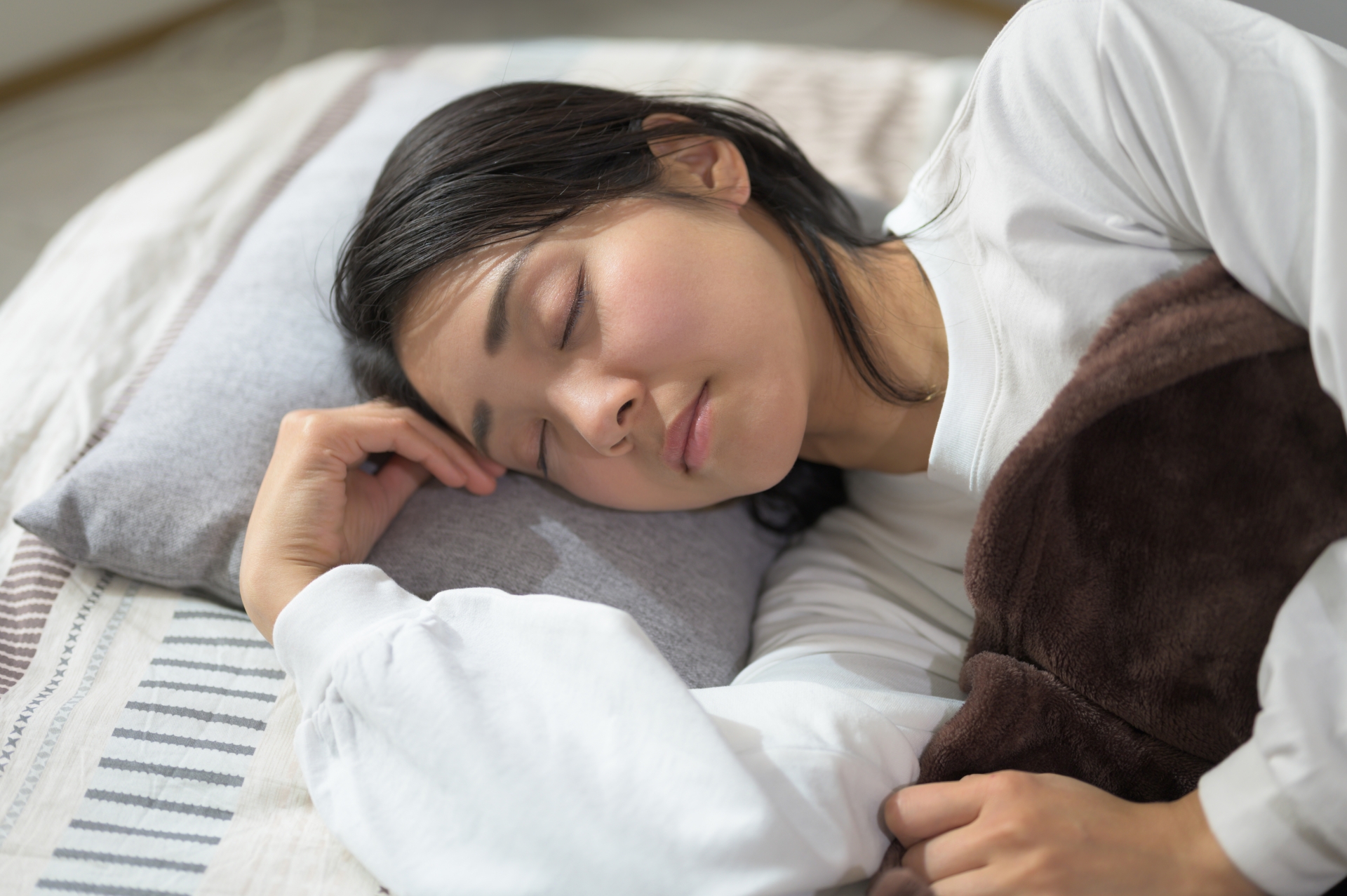 腸と睡眠の関係を表すイメージ・ぐっすり眠る女性