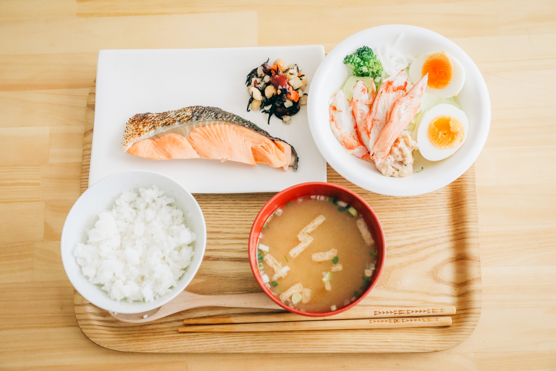 ヨーグルト・納豆・きのこ・野菜・鮭など免疫力を高める食材が並んだ食卓