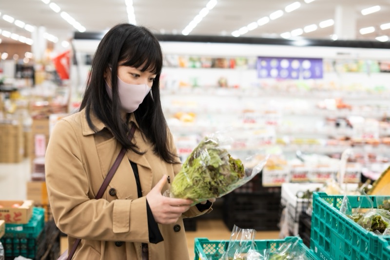 スーパーや食卓で食べ物選びを考える女性