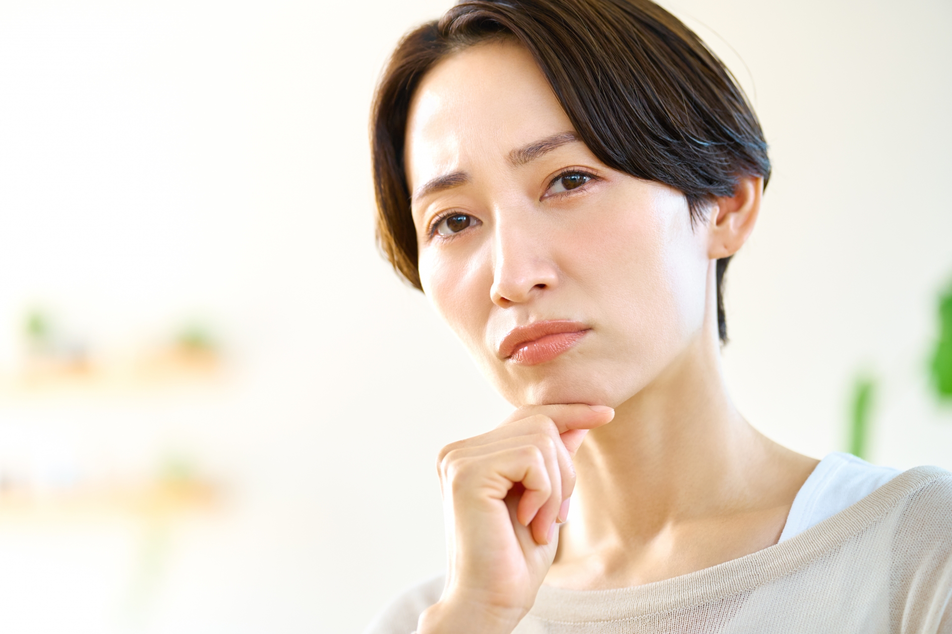 リビングで首をかしげて考え込む女性