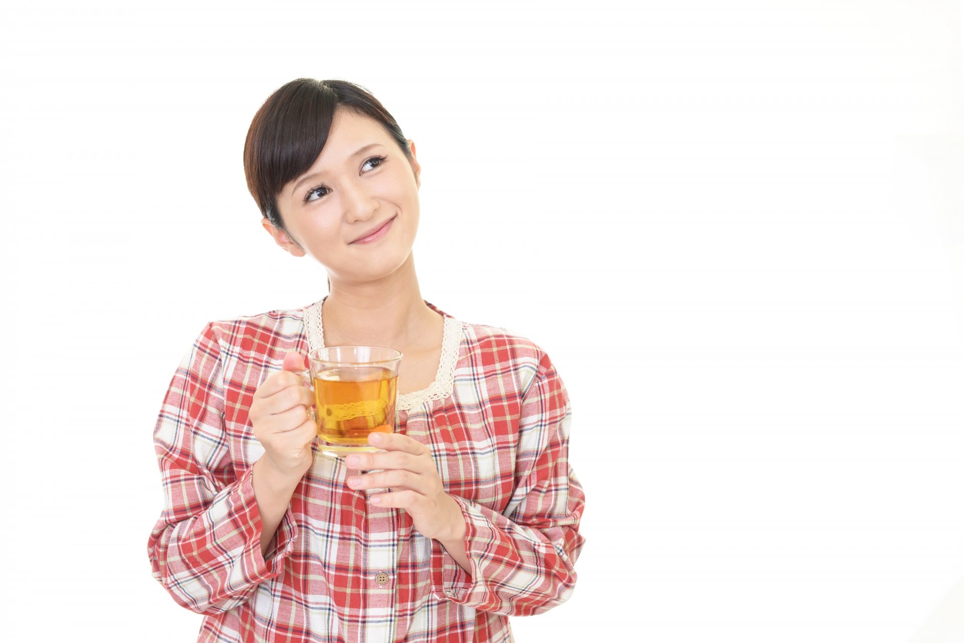 夕食後にサプリを飲む女性・食後のタイミングのイメージ