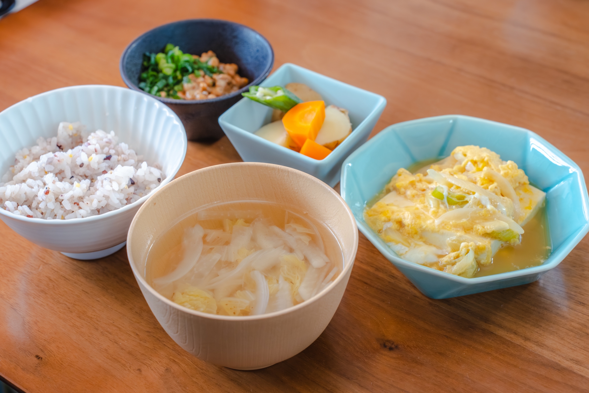 主食・主菜・副菜がそろったバランスの良い食卓