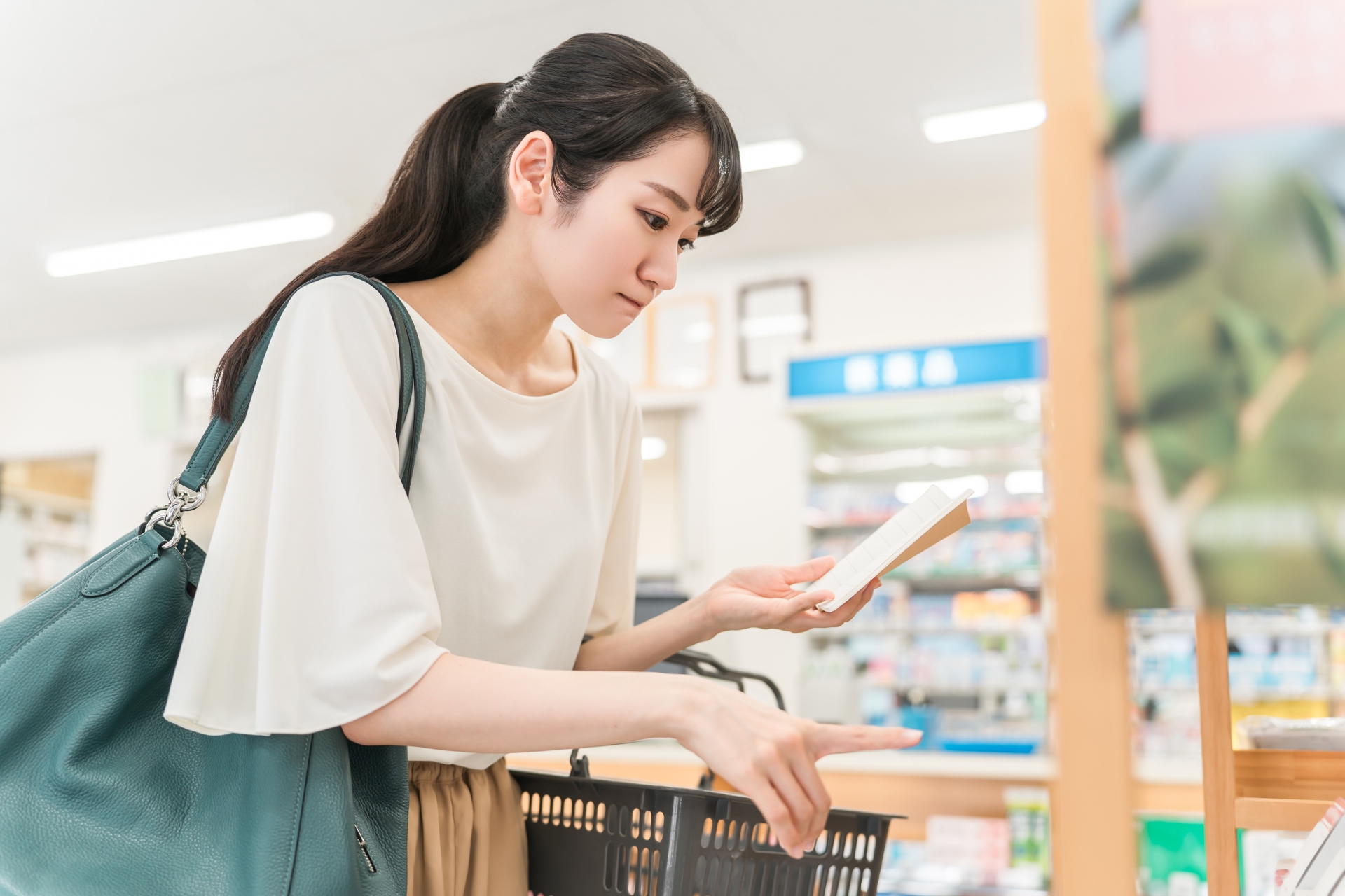 ドラッグストアの口腔ケアコーナーで商品を選ぶ女性の手元