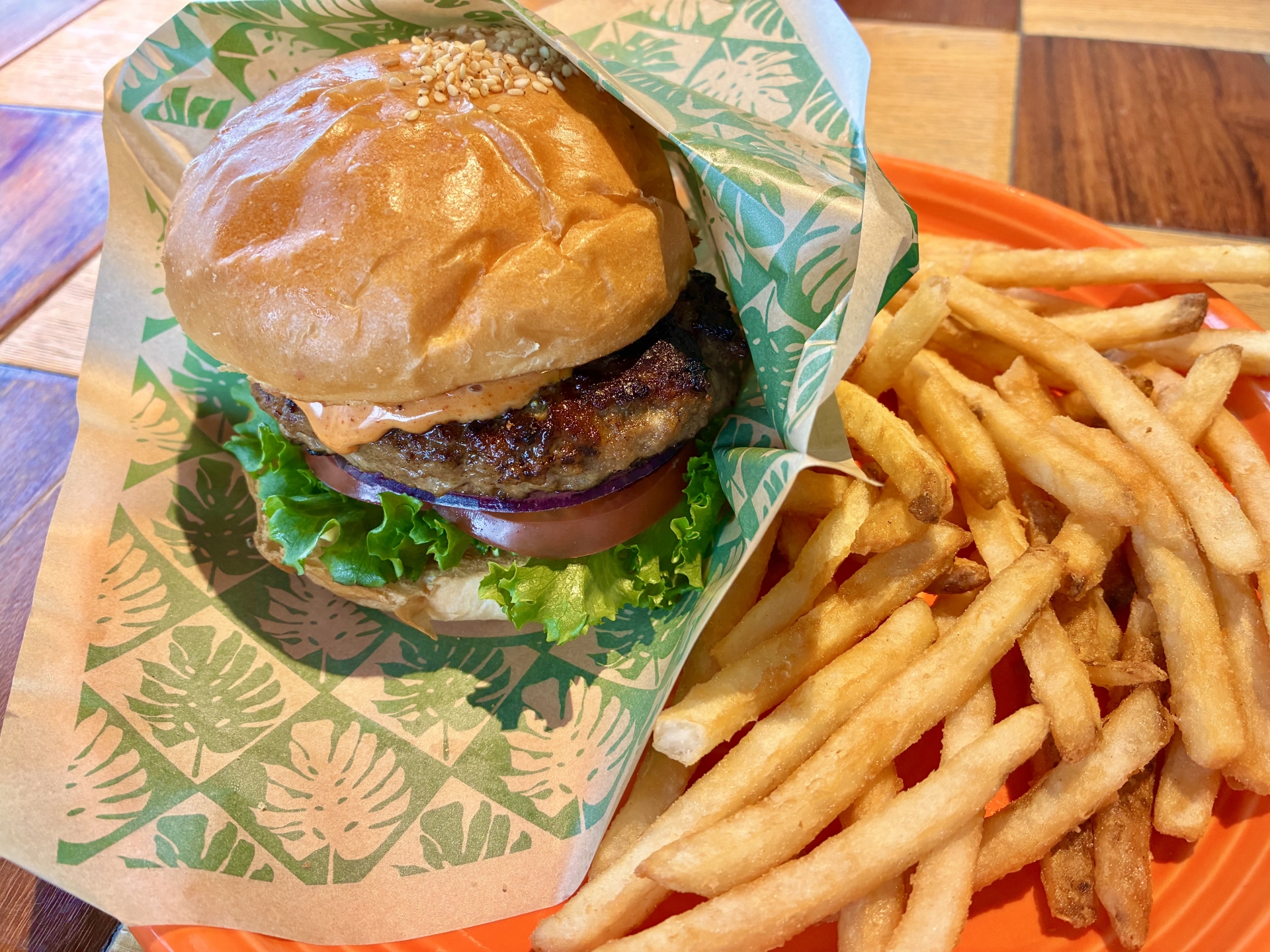 ハンバーガーやポテト、加工肉などのファストフードが並んだテーブル