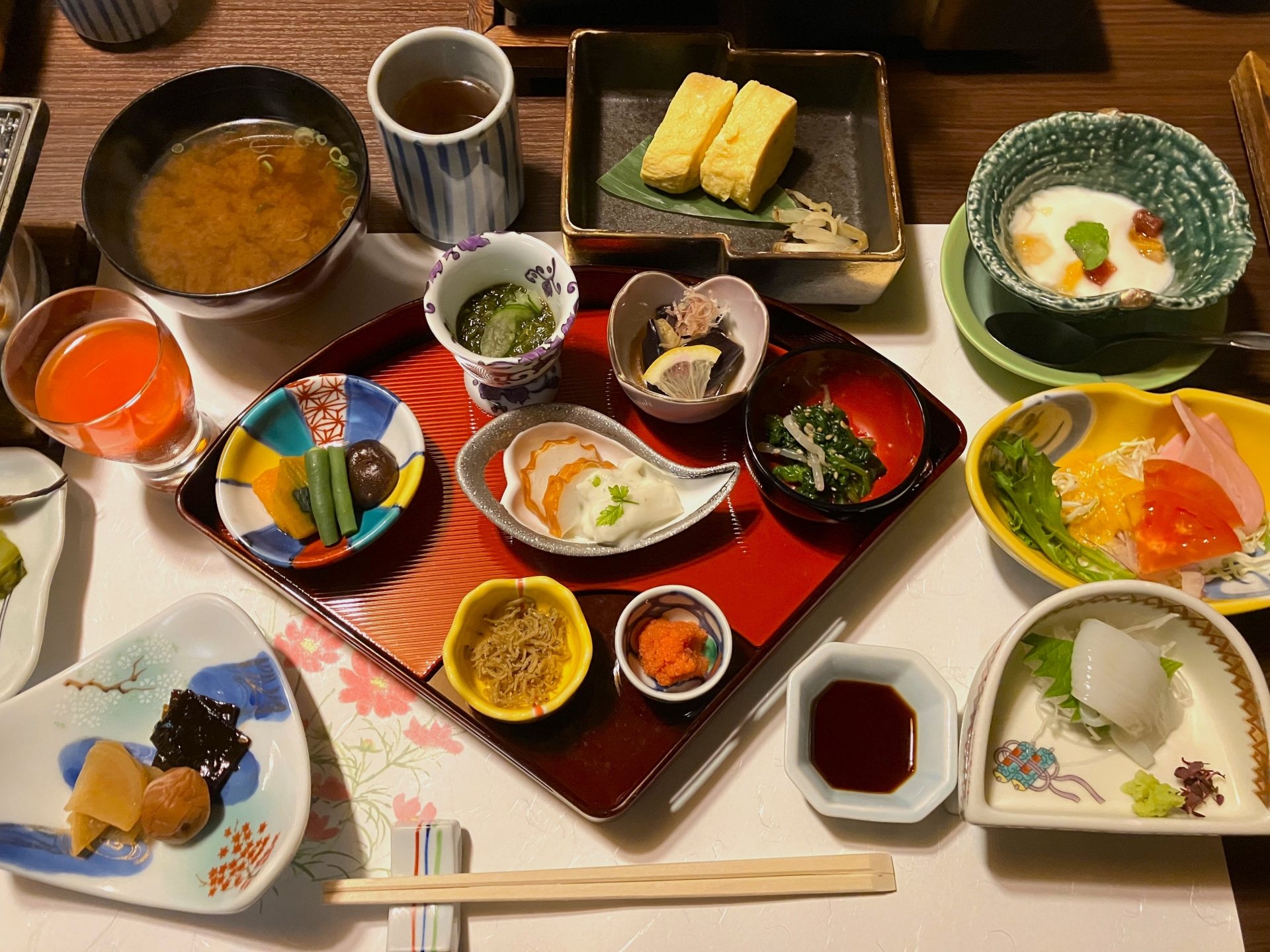 ヨーグルト・乳酸菌飲料・チーズ・漬物など乳酸菌を含む食品が並んだ様子