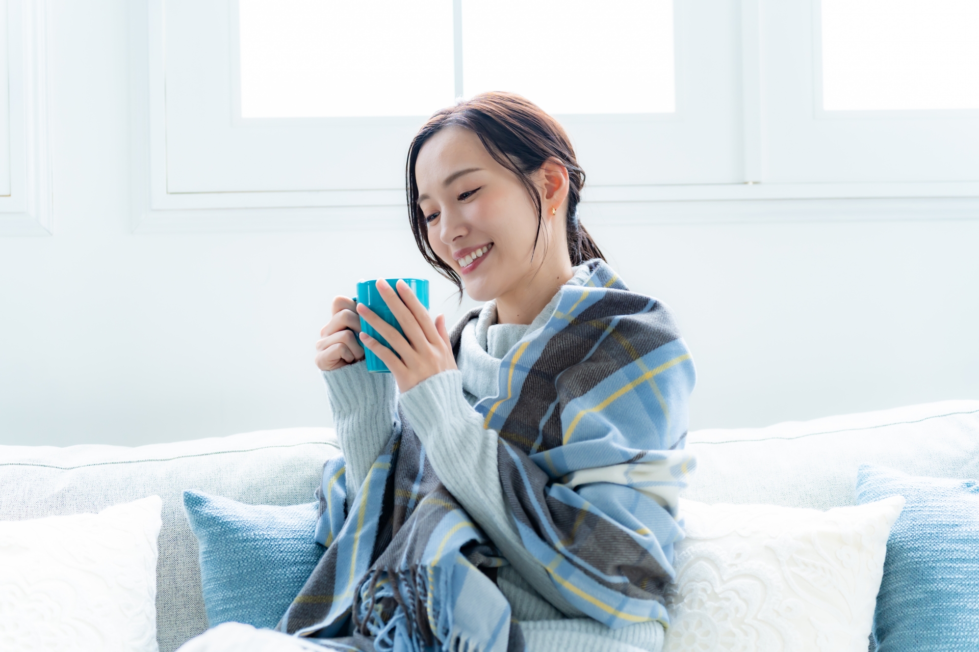 白湯を飲みながらリラックスする女性