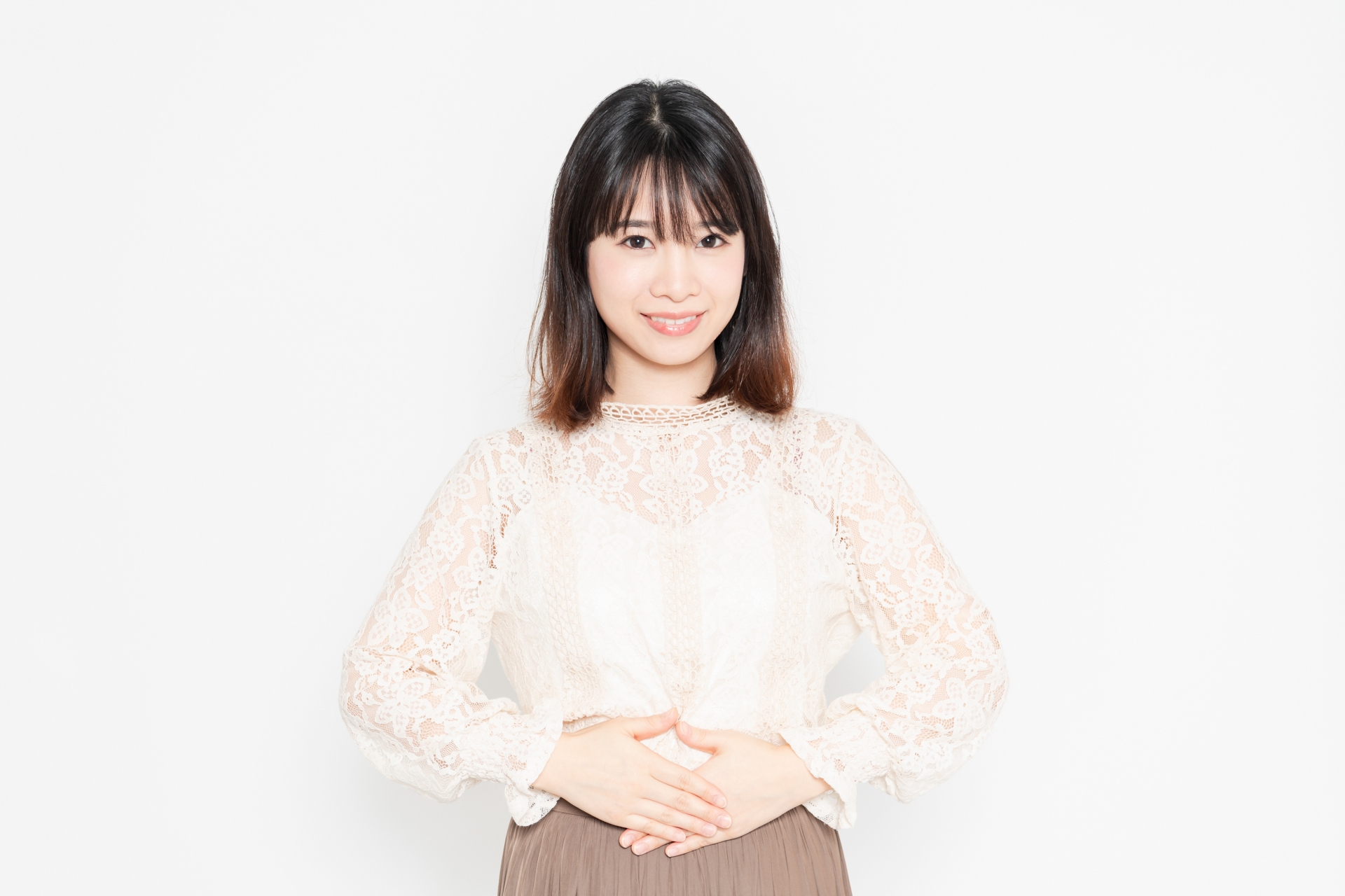 お腹に手を当てて胃の不調を意識する人物のシーン