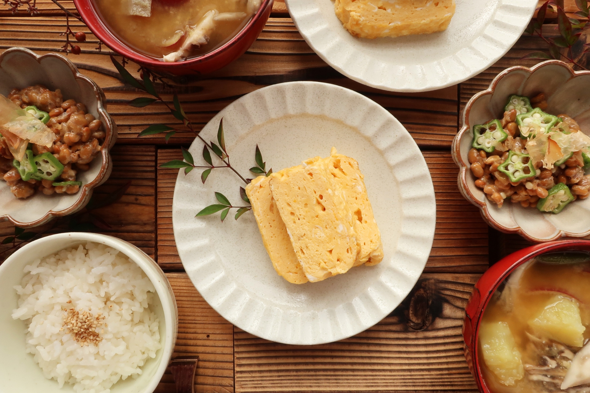 食卓に並んだヨーグルトと果物・野菜のヘルシーな朝食