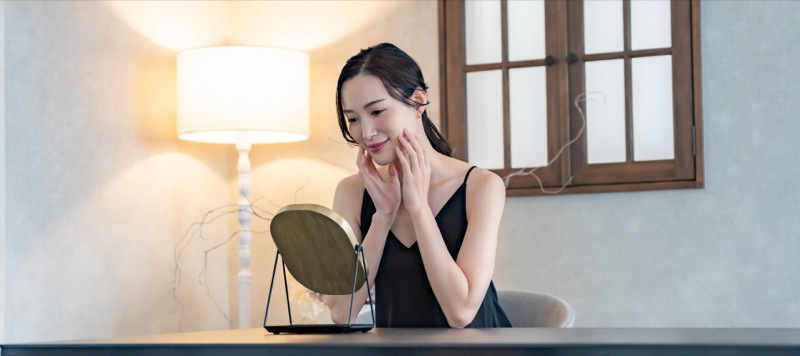 就寝前の口腔ケアルーティンの女性
