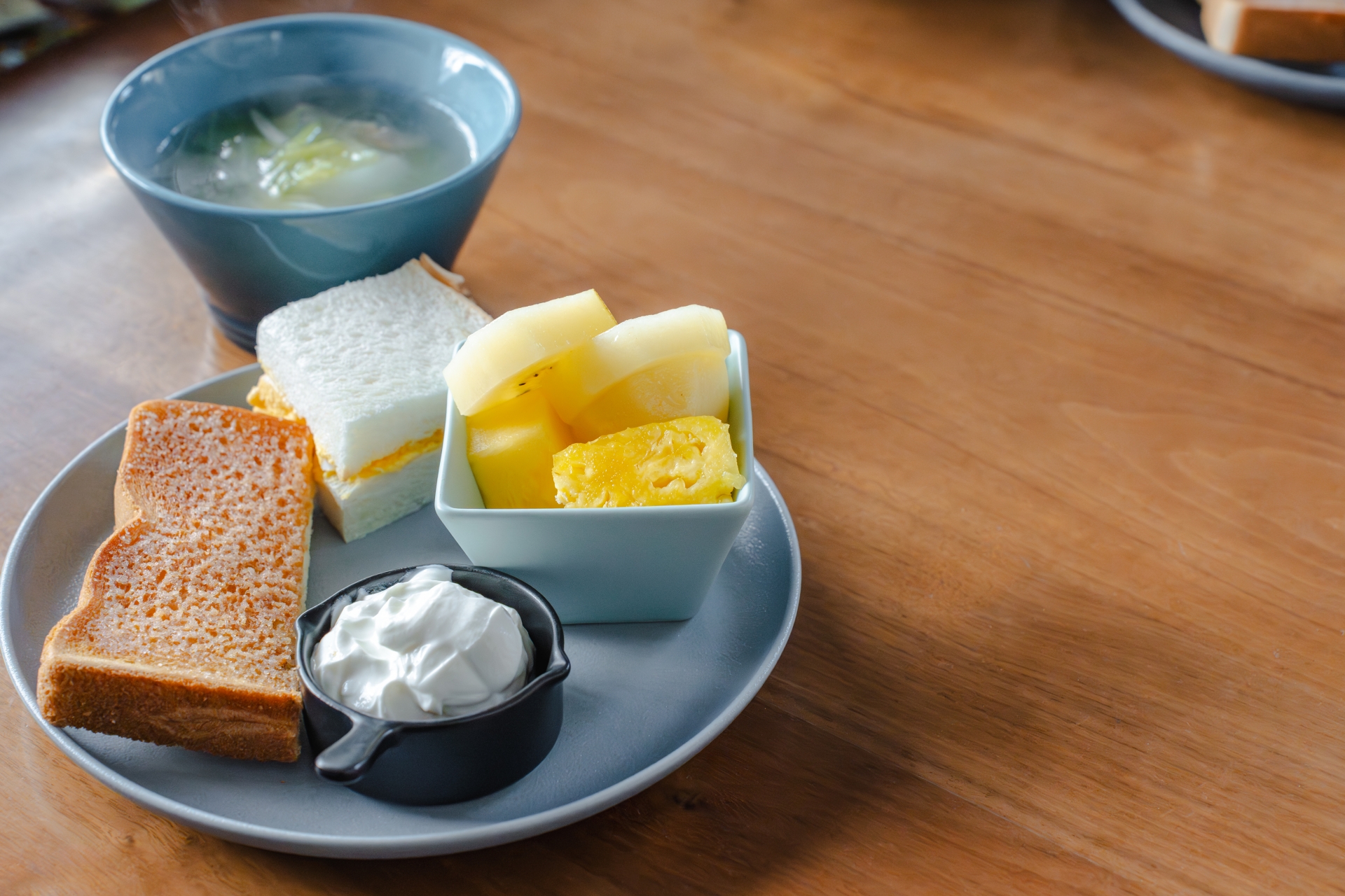 ヨーグルトと野菜など腸活食材が並ぶテーブル