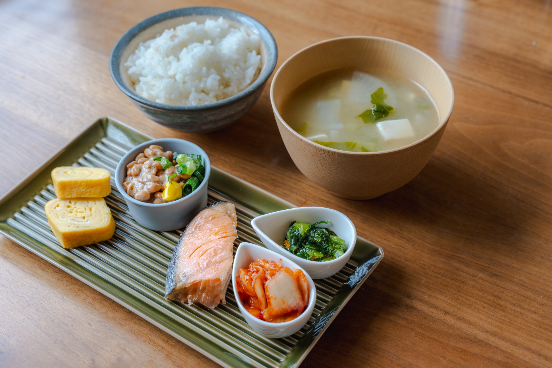 発酵食品やヨーグルトを含むバランスの良い朝食が食卓に並んでいる様子