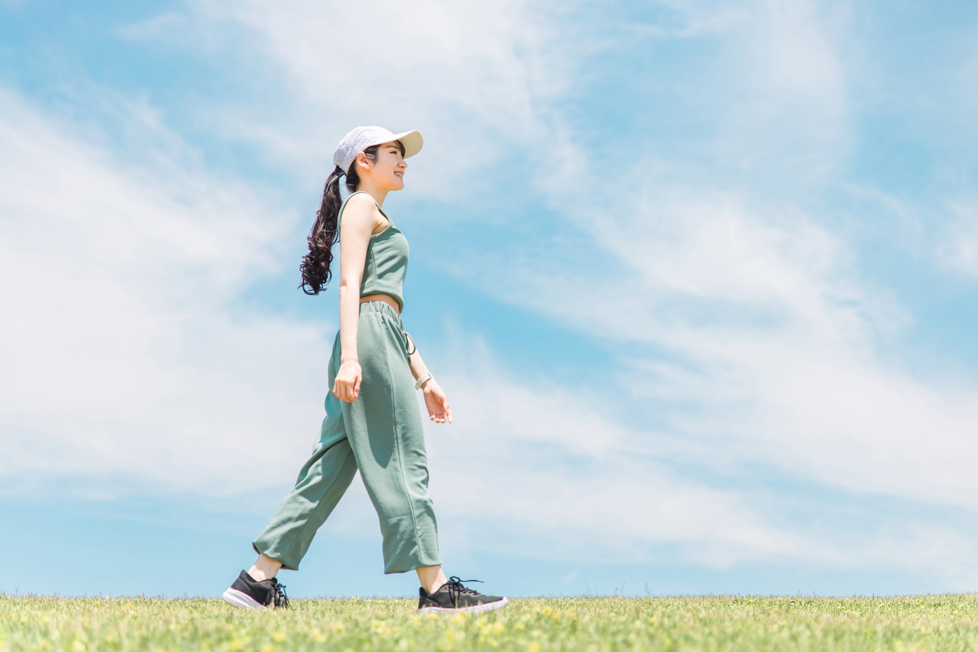 朝の自然光の中でウォーキングを楽しむ女性