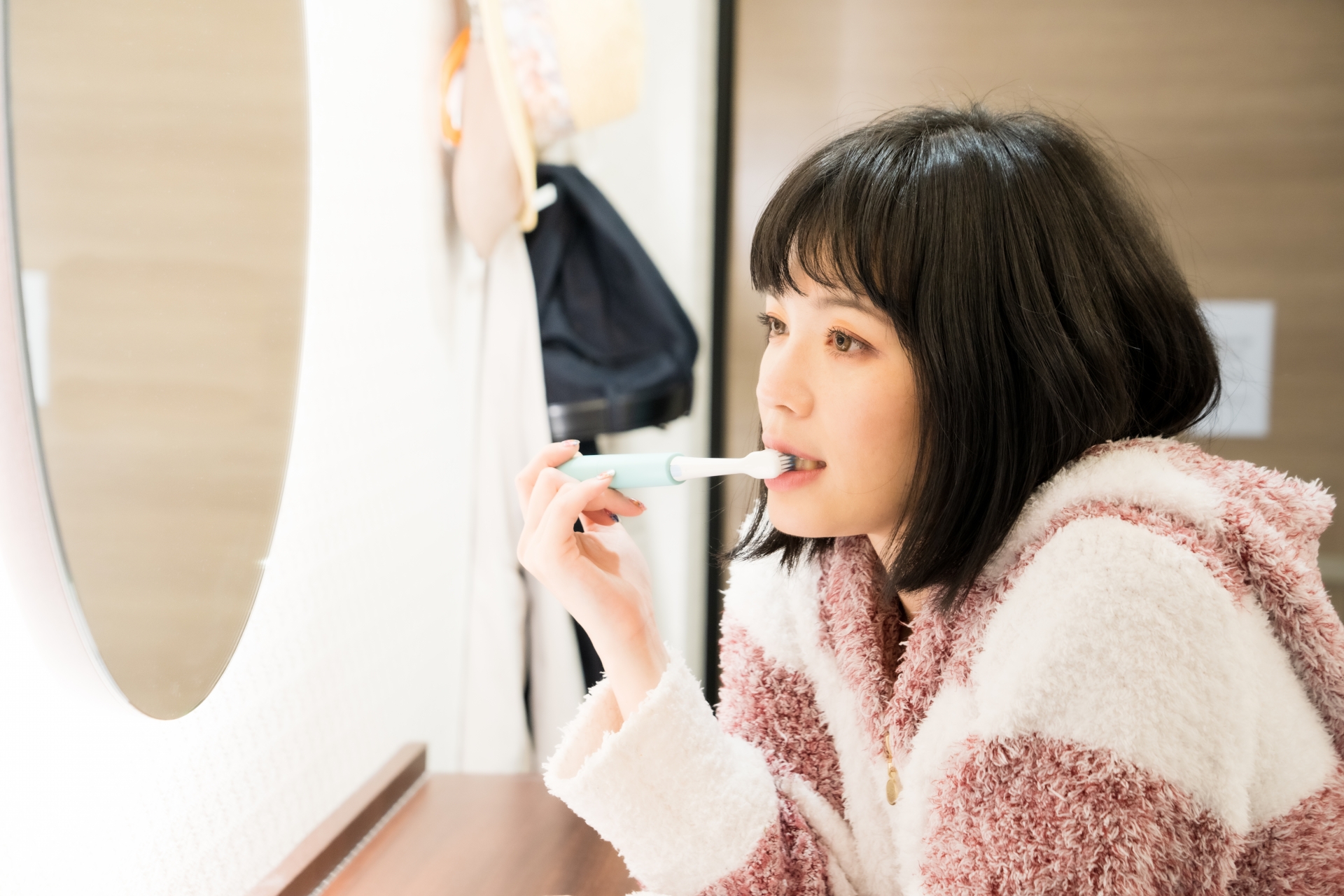 就寝前のオーラルケアをする女性の暮らしシーン