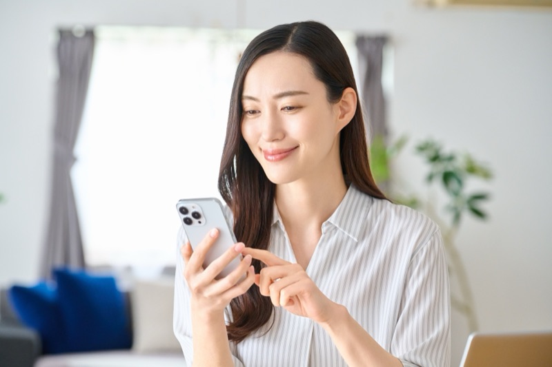 スマホで通販サプリを比較する女性