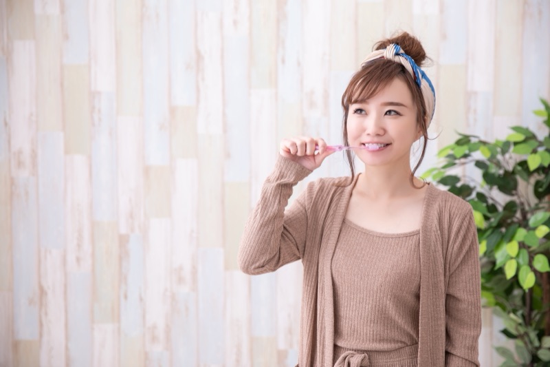 朝の歯みがきと腸活を意識する女性
