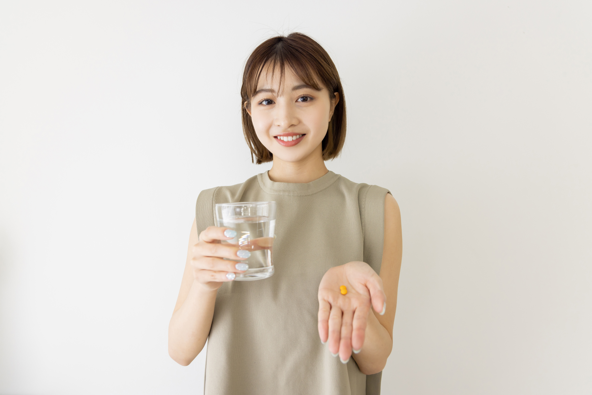 目的に合わせてサプリを選ぶ女性のライフスタイルシーン