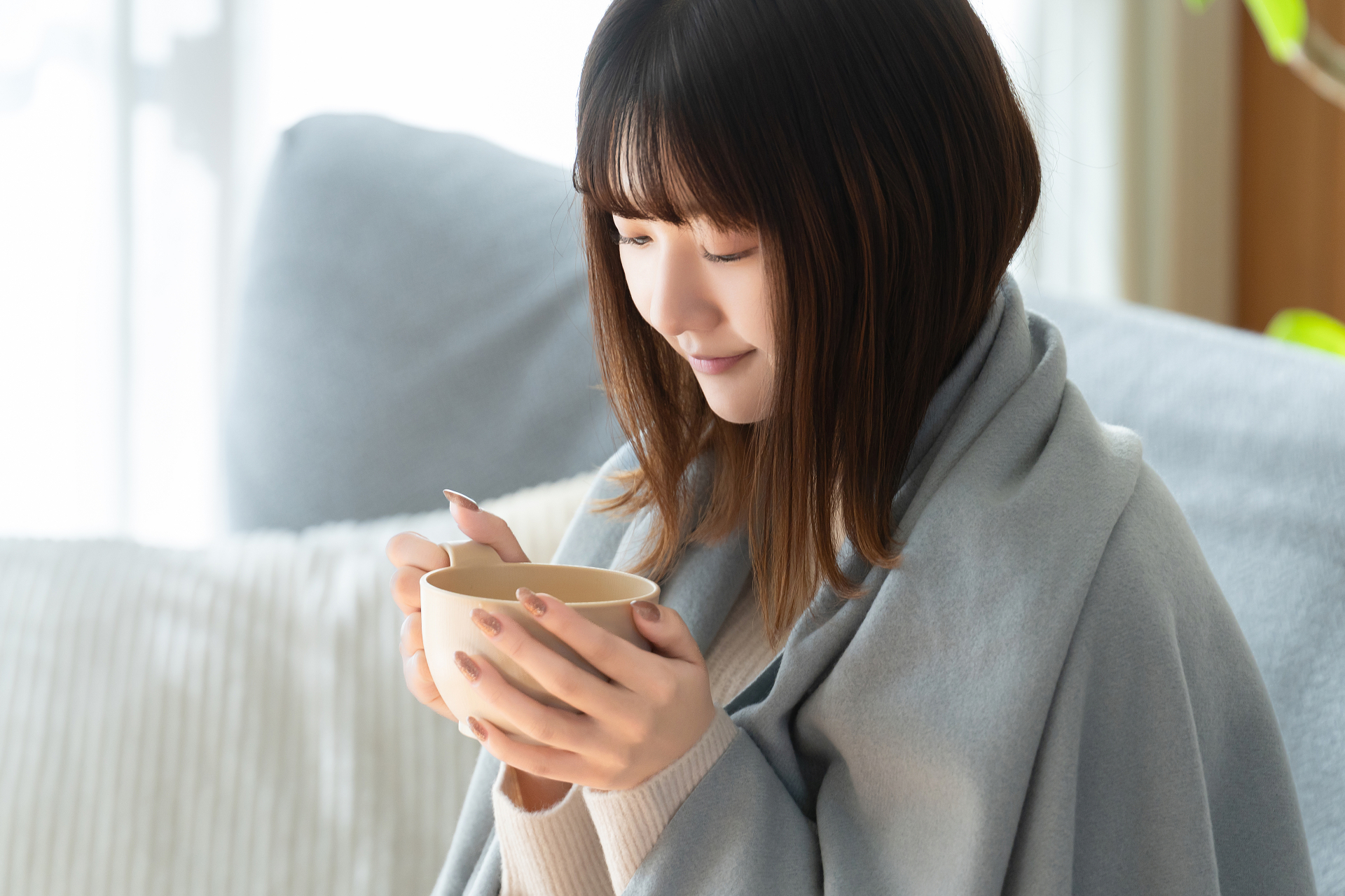 温かいスープと加湿のある部屋で休む様子