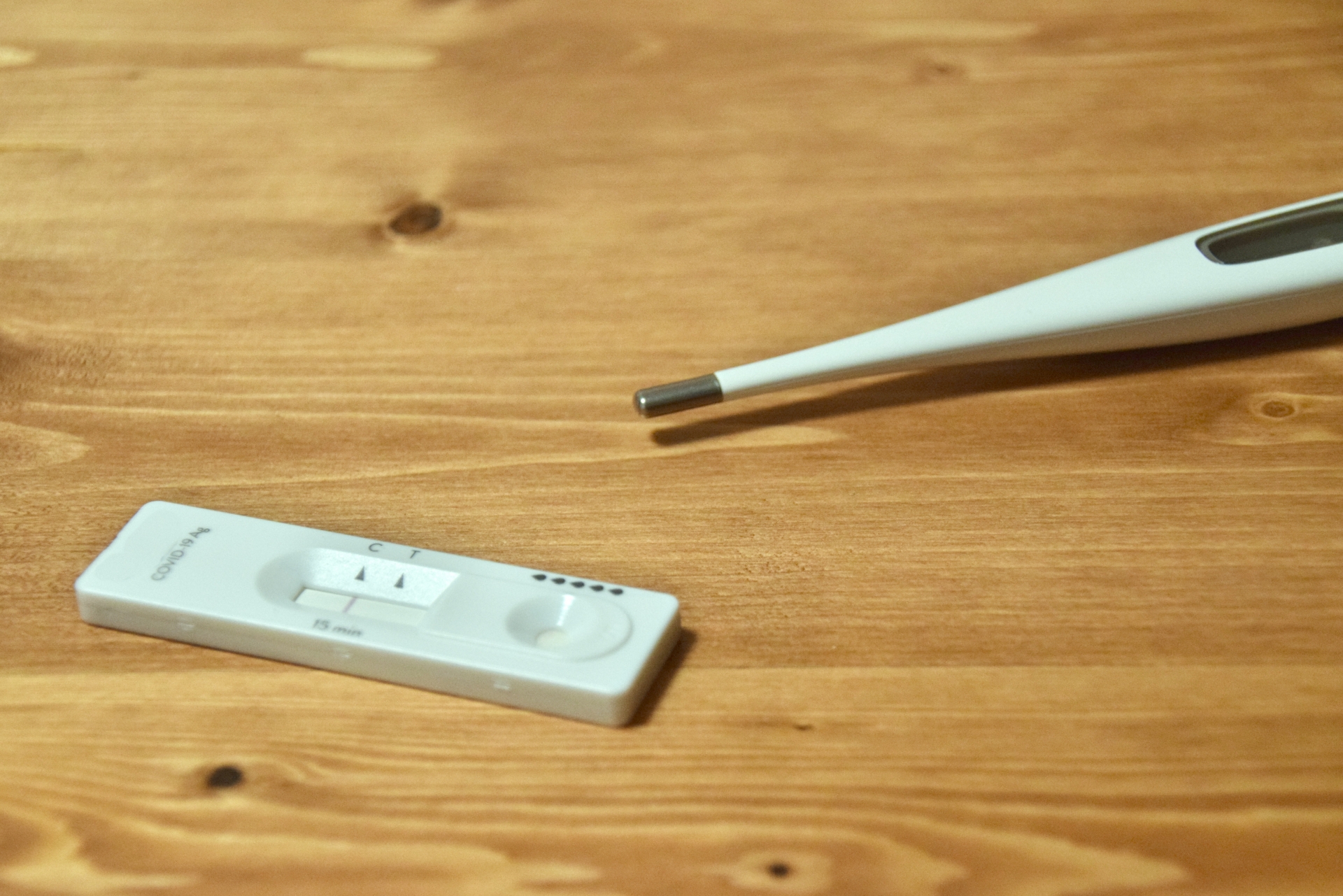 自宅のテーブルで検査キットを開封している手元