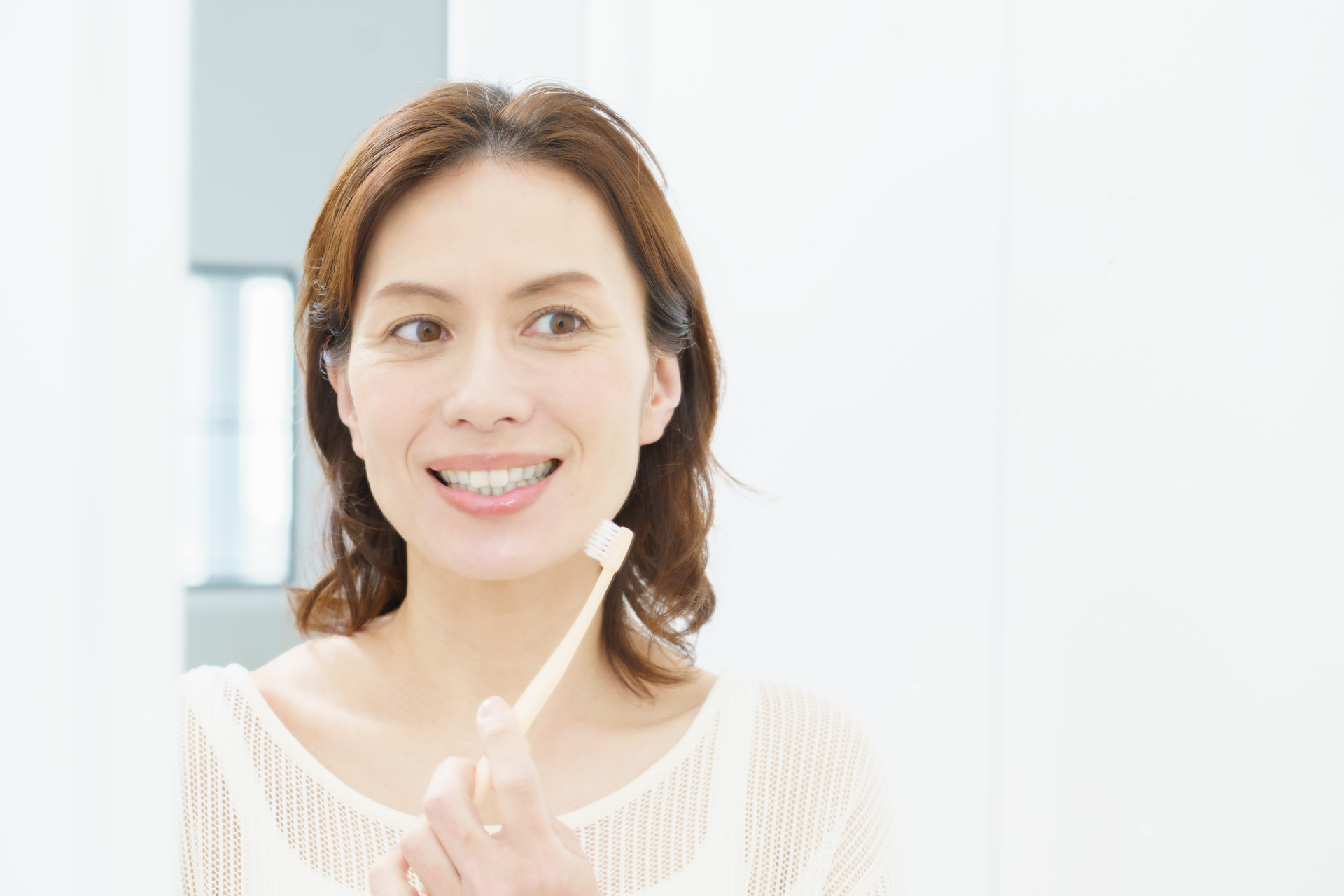 口腔ケアと免疫の関係をイメージする女性