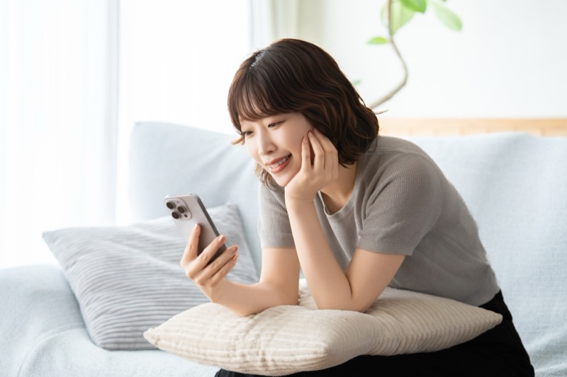 スマホで通販サプリを比較する女性