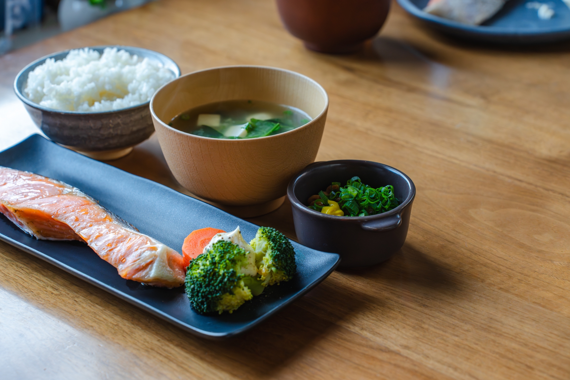 魚・肉・卵が並ぶタンパク質中心の食卓
