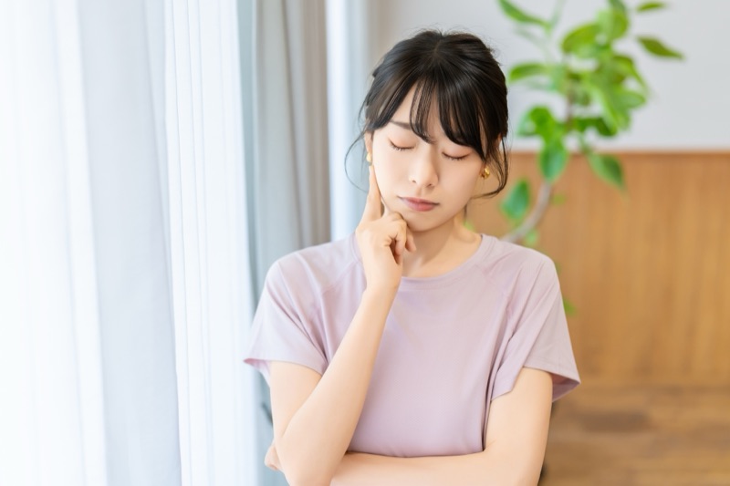 口臭ケアについて疑問を考える女性