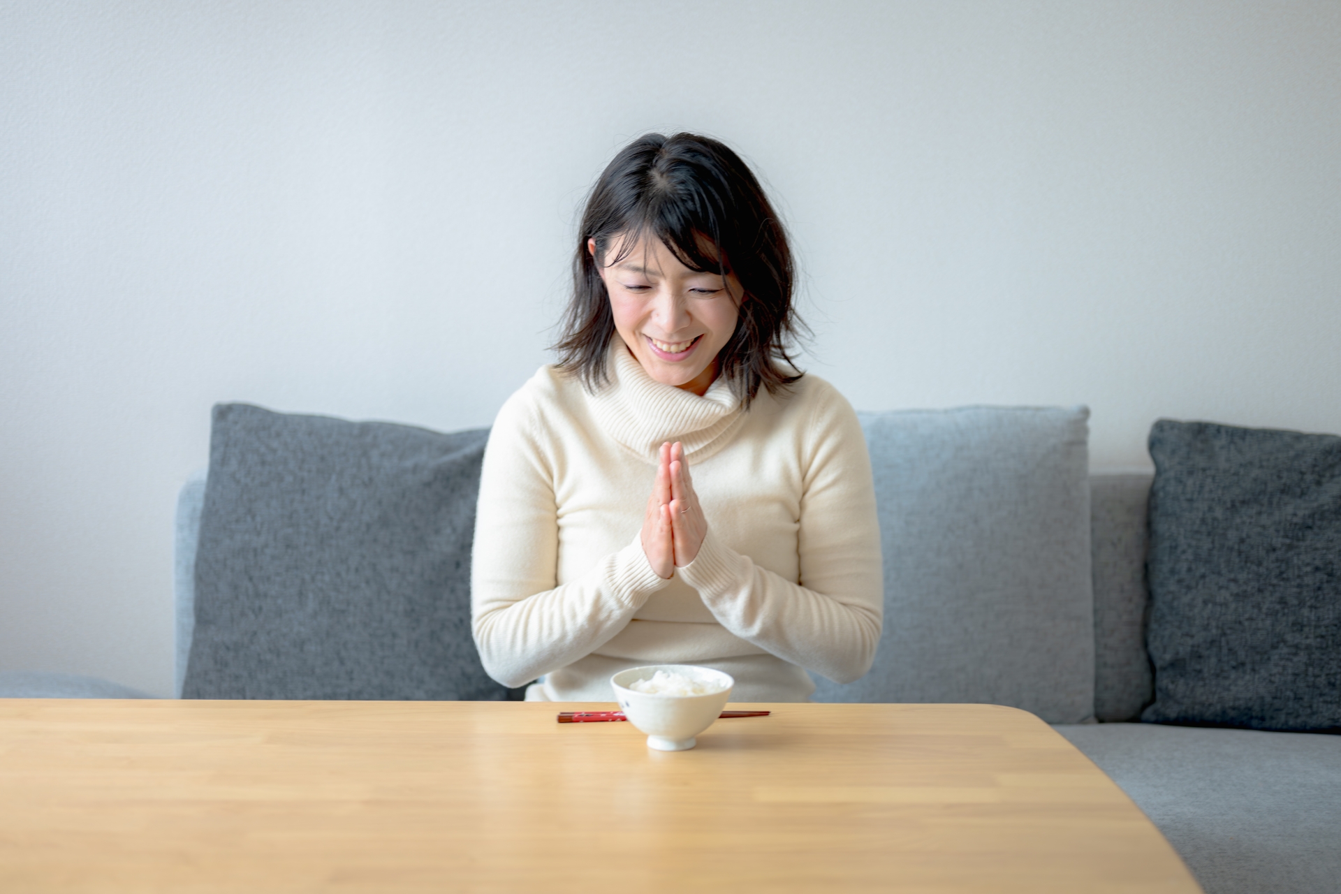 生活習慣をチェックリストで振り返る女性のシーン