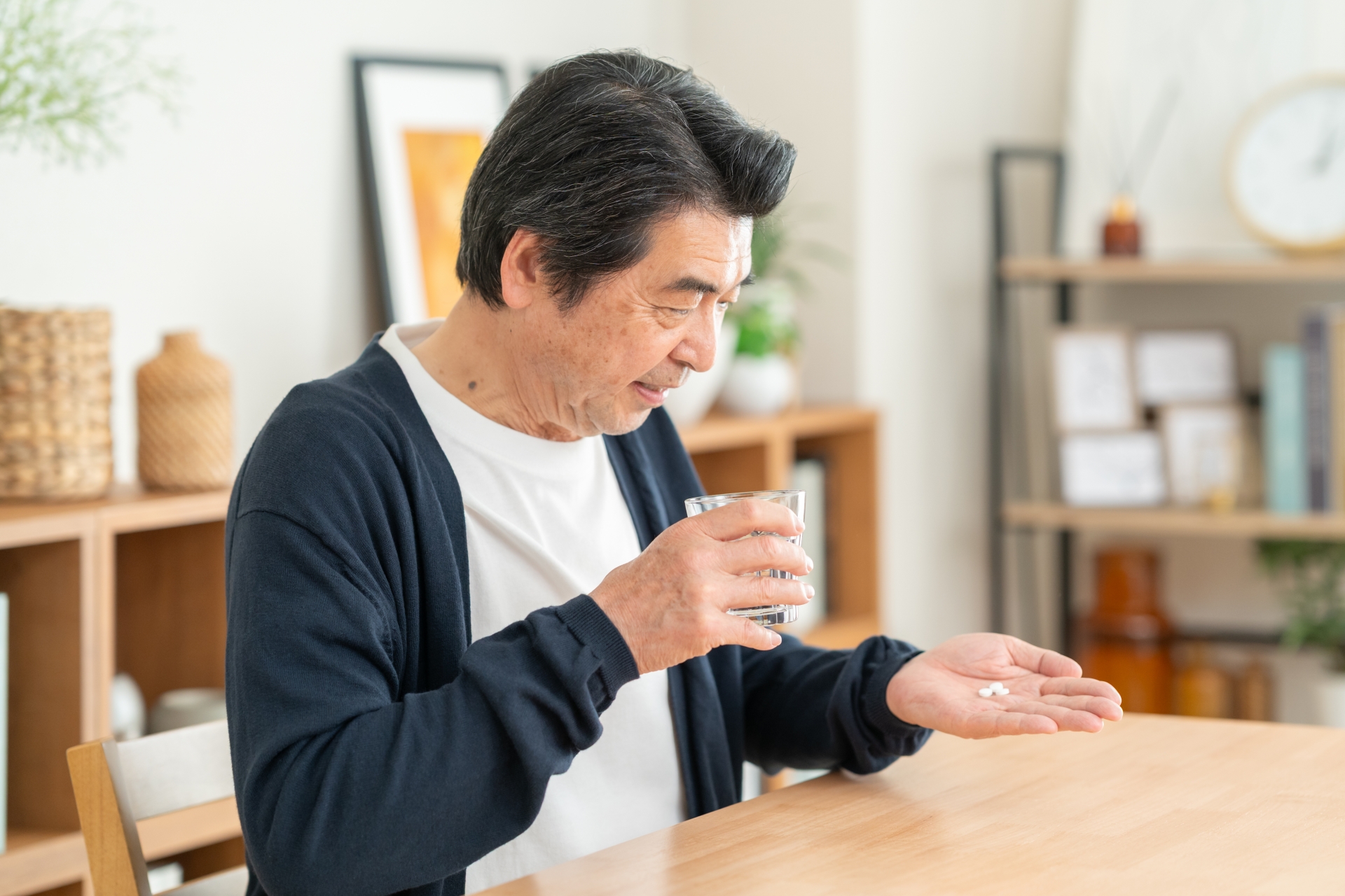 サプリメントとグラスの水がテーブルに置かれた様子