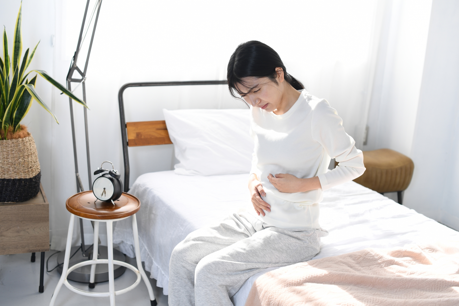 受診を検討して考え込む女性