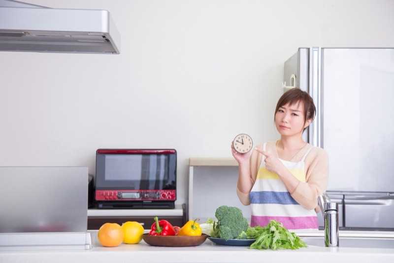 忙しい日常で食生活に悩む女性