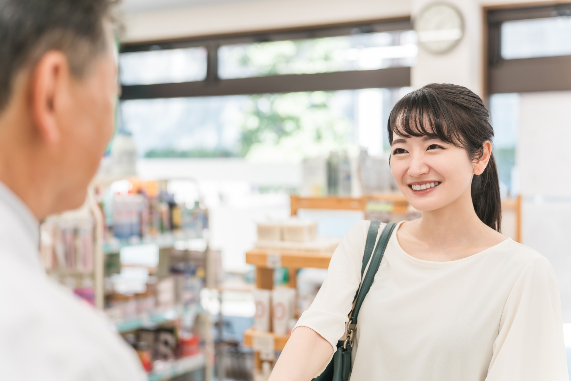 薬剤師にサプリメントについて相談している女性