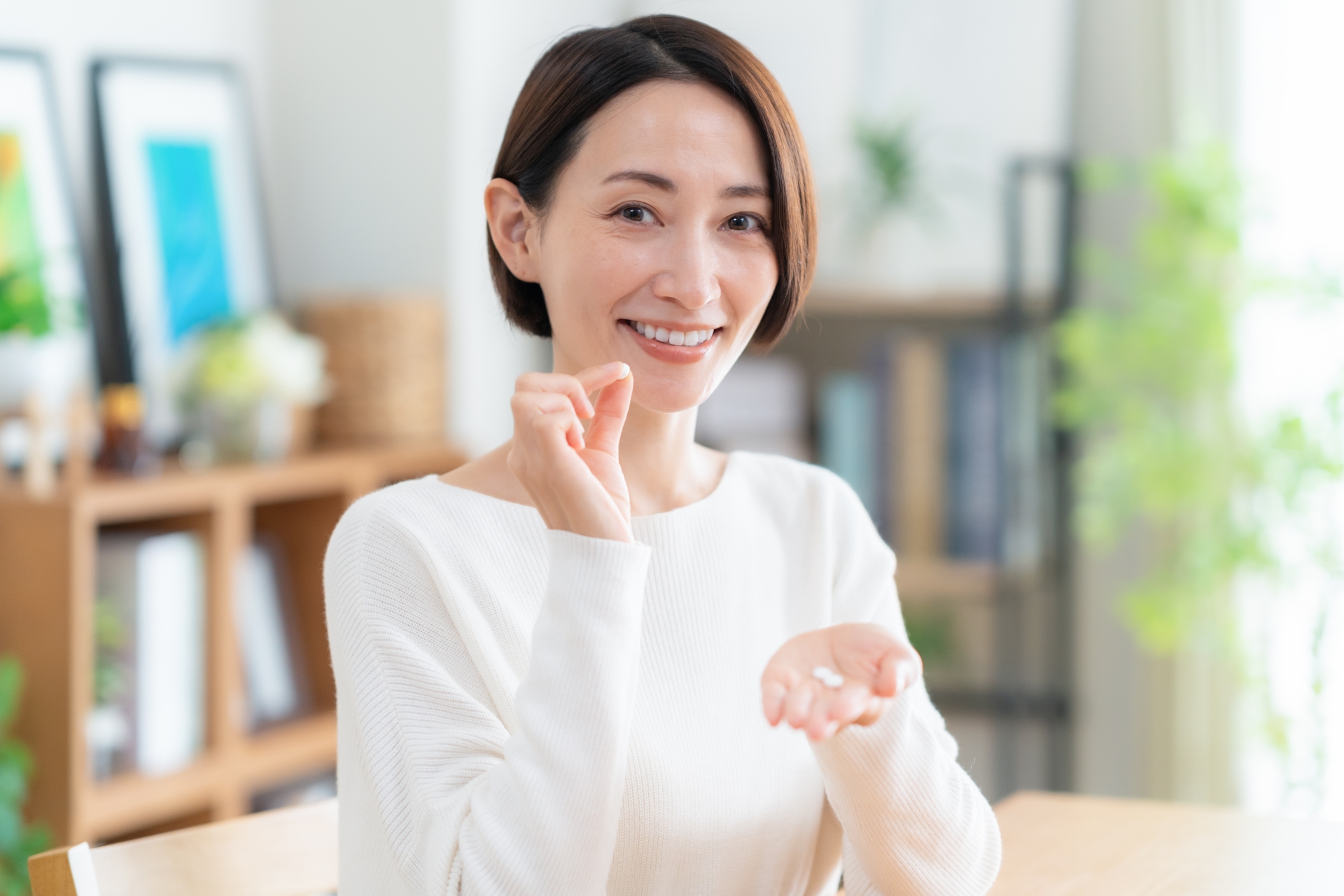 朝のテーブルにサプリと水と発酵食品が並んだ毎日の習慣シーン