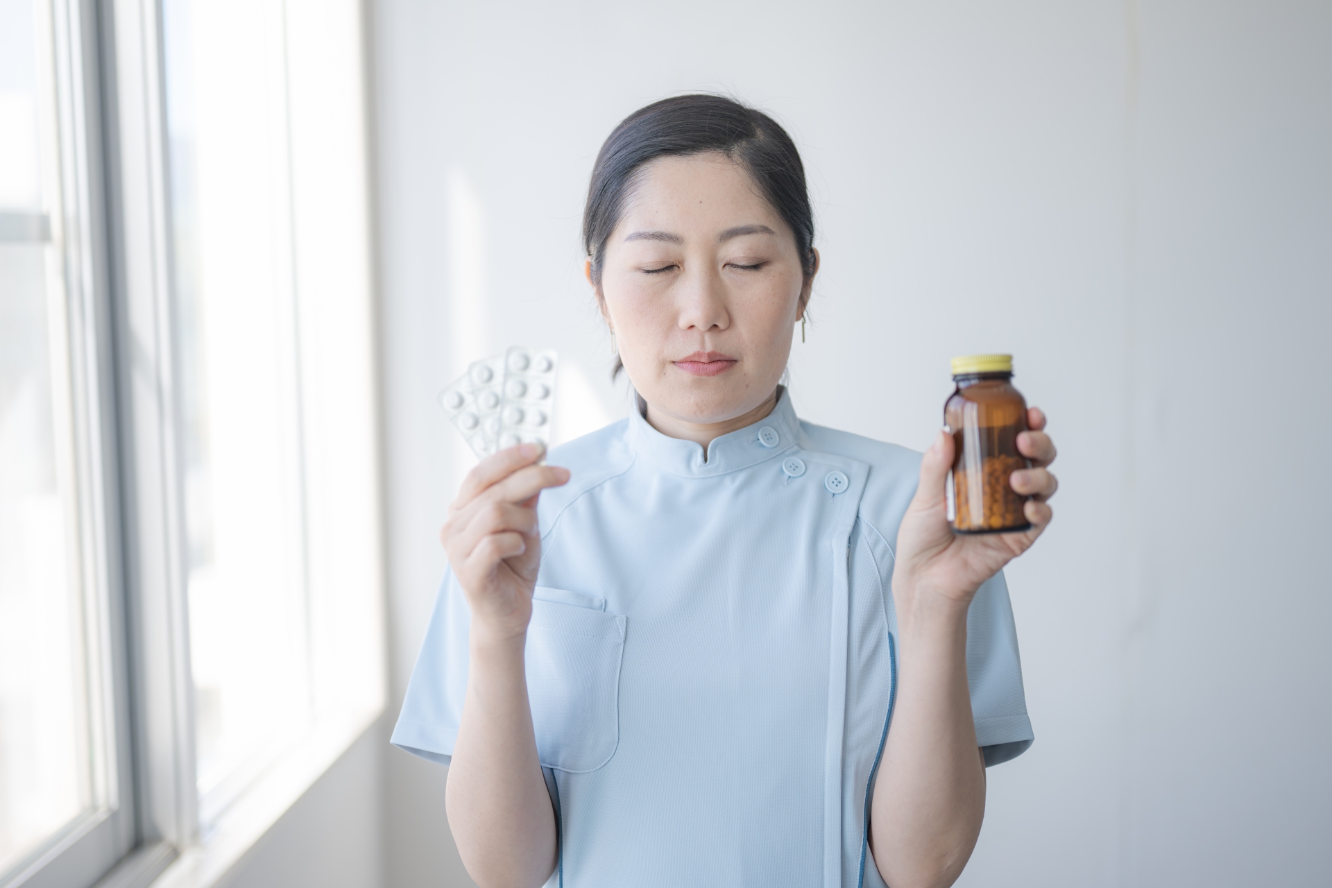 整腸薬のパッケージを手に取り疑問を浮かべる女性