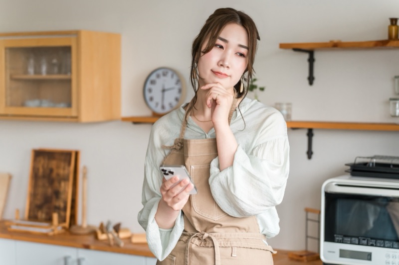 口臭サプリについて疑問を考える女性