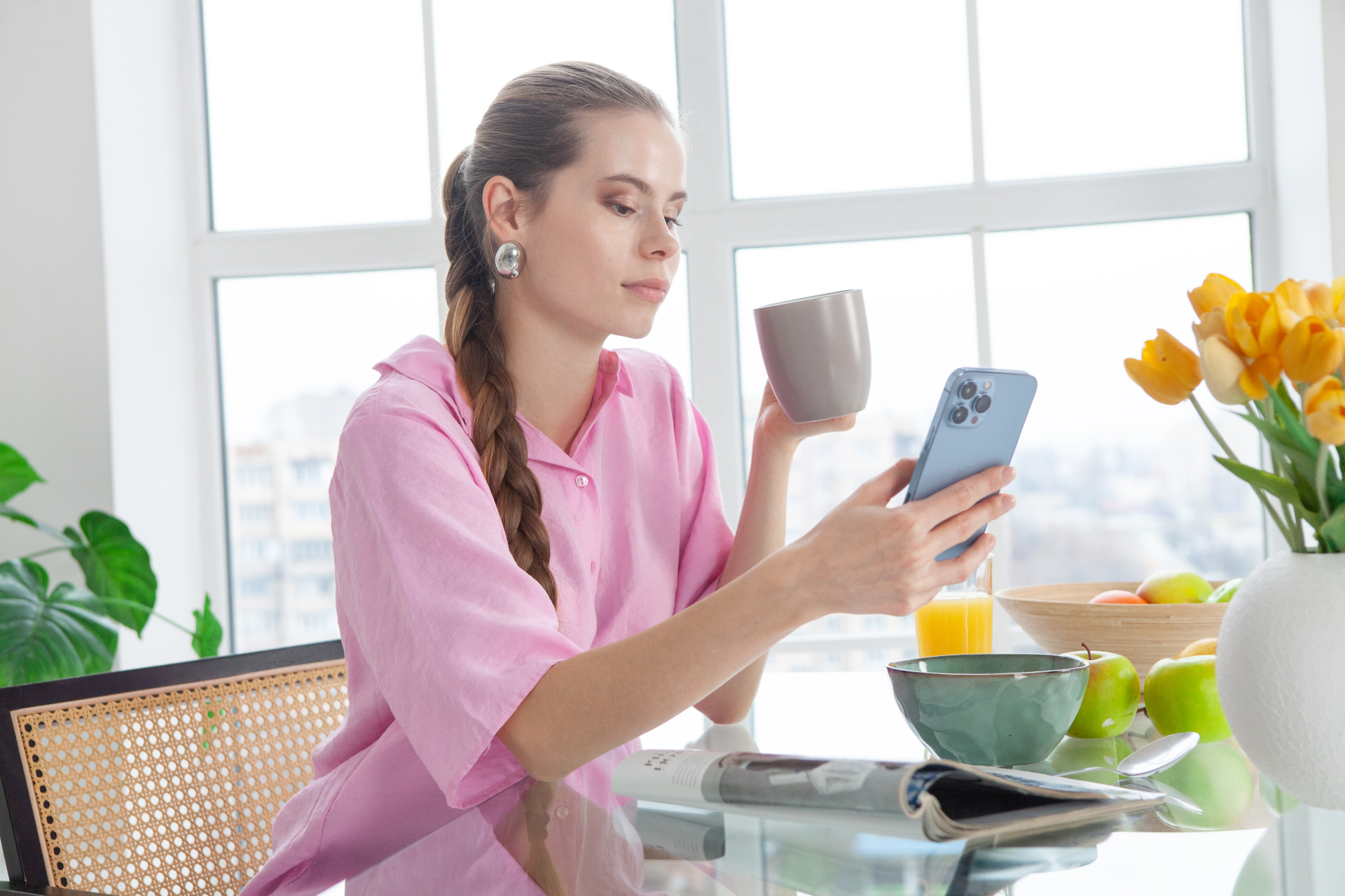 リビングでスマートフォンを見ながら考える30〜40代の女性
